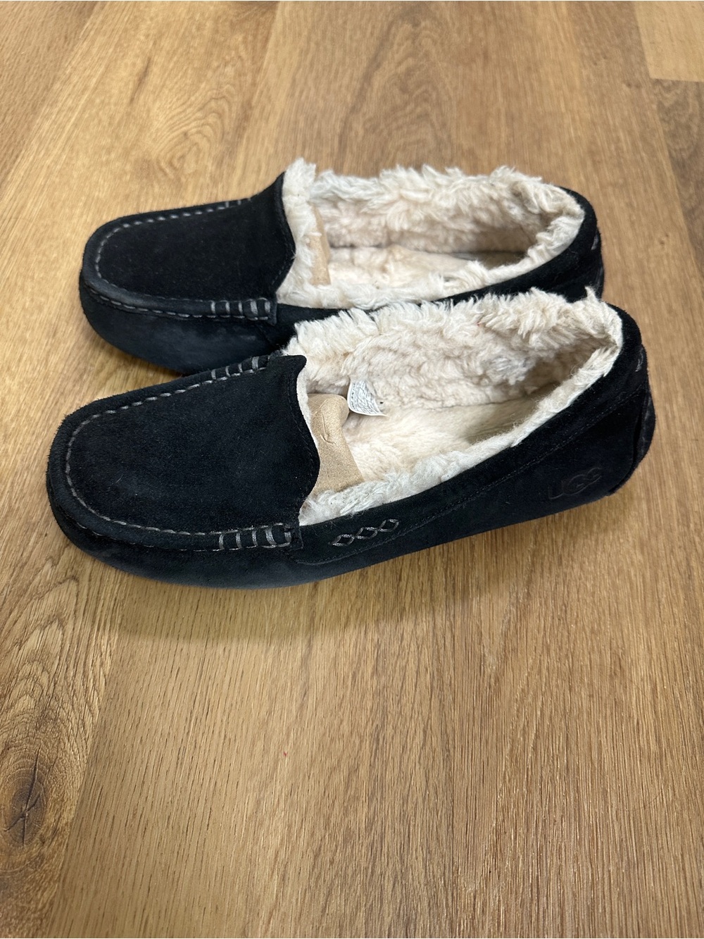 UGG Black Suede Shearling Lined Moccasin Slippers Women’s 9 Cozy Slip On - Picture 2 of 4